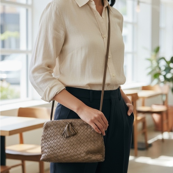 Chic Taupe Woven Leather Crossbody Bag - Picture 3 of 7